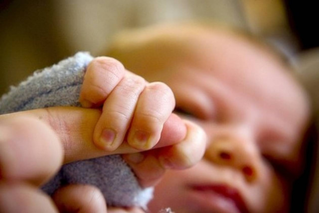 Γιατροί πέταξαν ζωντανό μωρό στα σκουπίδια!