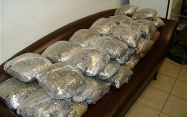 Τους έπιασαν με όπλα και ναρκωτικά