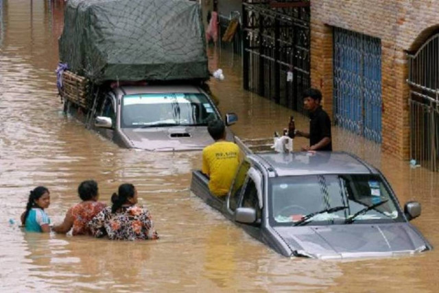 Έστησαν φράγμα για να σώσουν την Μπανγκόκ