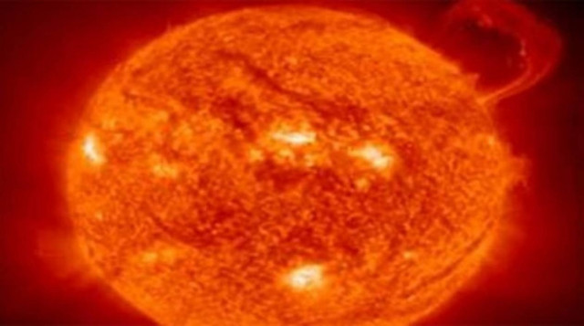 Τεράστια κηλίδα «σκέπασε» τον Ήλιο