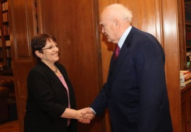 Δεν θα πάει στη σύσκεψη των πολιτικών αρχηγών η Α. Παπαρήγα