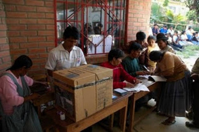 Προηγείται ο Μολίνα στις εκλογές στη Γουατεμάλα