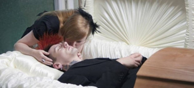 Γυμνός στο stage των βραβείων MTV