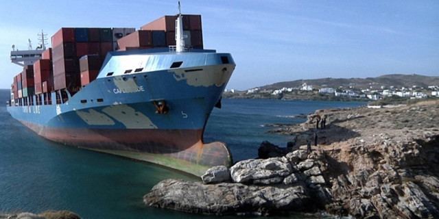 Βίντεο και φωτογραφίες από την προσάραξη του φορτηγού πλοίου στη Σύρο