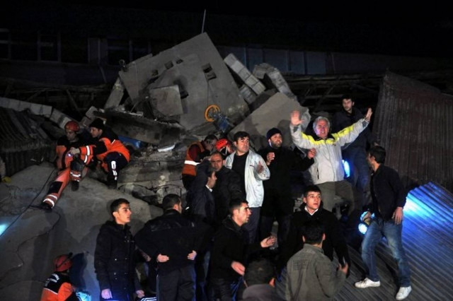 Νεκρούς αφήνουν πίσω τους τα 5,7 Ρίχτερ της Τουρκίας