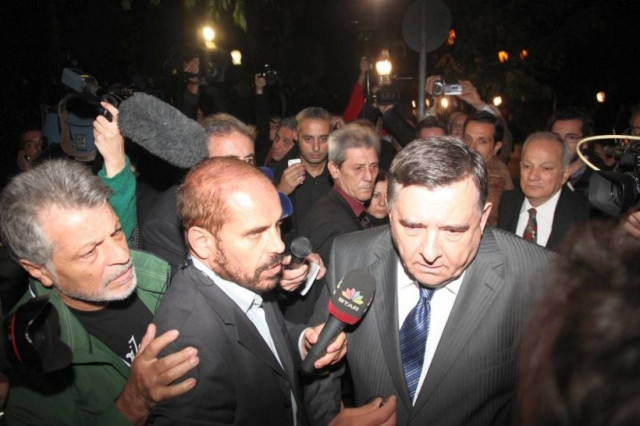 Απεχώρησε οργισμένος ο Καρατζαφέρης από το Προεδρικό