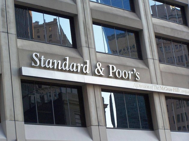 S&P: Καμπανάκι κινδύνου για τις ελληνικές τράπεζες