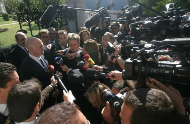 BBC: Μήνυμα Παπανδρέου πριν τη συνάντηση με τον Κ. Παπούλια