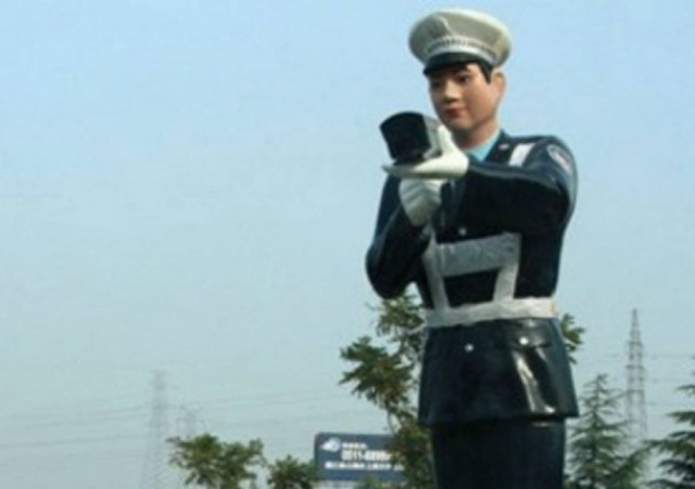 Ένας τροχονόμος – κούκλα έχει γίνει ο φόβος των οδηγών!