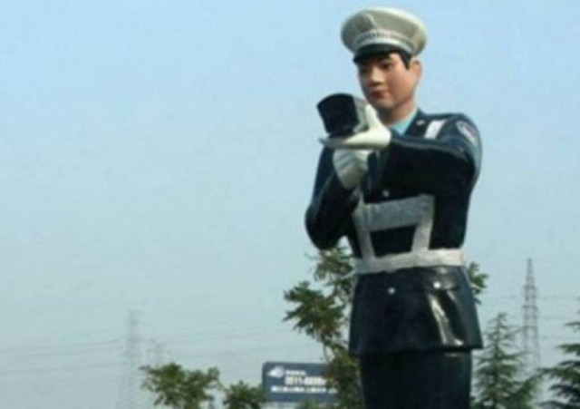 Τροχονόμος κούκλα