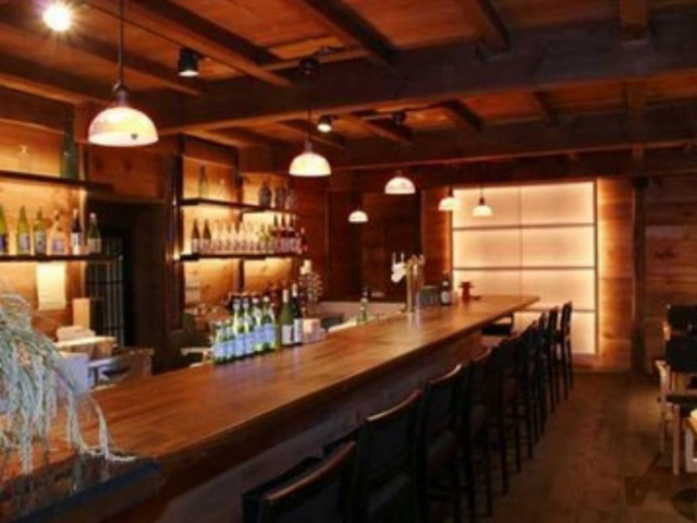 Πρόσφεραν και άλλες «υπηρεσίες» εκτός από ποτό!