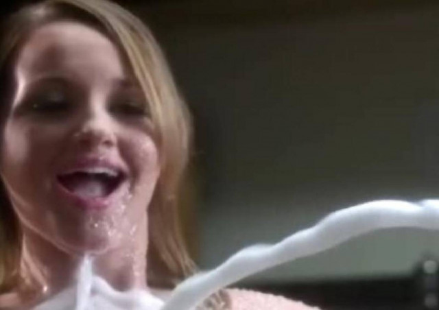 ΣΟΚ! Στοματικός έρωτας σε διαφήμιση