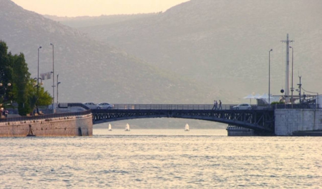 Τεχνικό πρόβλημα στη γέφυρα Ευρίπου