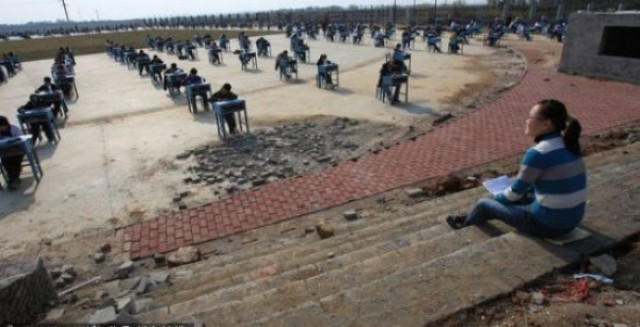 Τους έβγαλαν στο γήπεδο για να μην αντιγράφουν