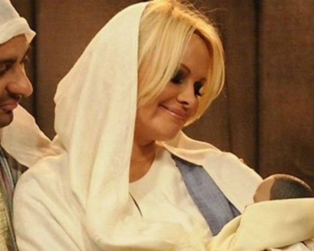 Η Pamela Anderson θα ενσαρκώσει την Παναγία σε σήριαλ!