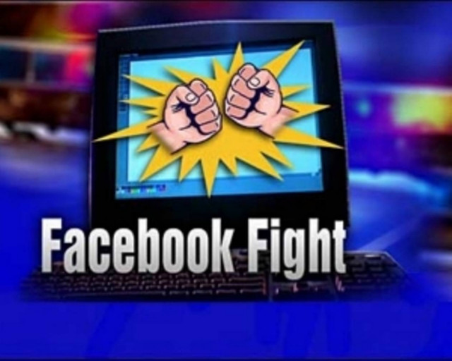 Την έδειρε επειδή κοίταξε τη σελίδα του στο Facebook