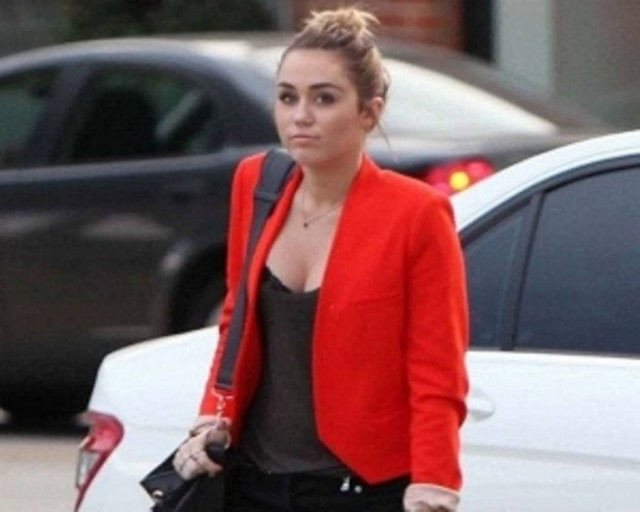 Η Miley Cyrus υπερασπίστηκε τις καμπύλες της στο Twitter