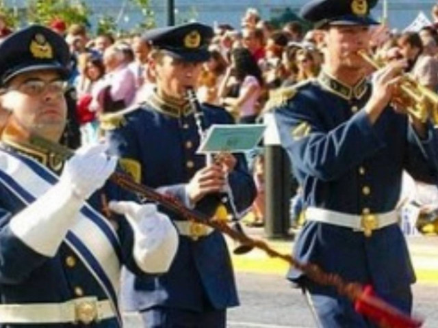 Στρατιωτικές μπάντες παίζουν Θεοδωράκη, Χατζηδάκι, Μπετόβεν