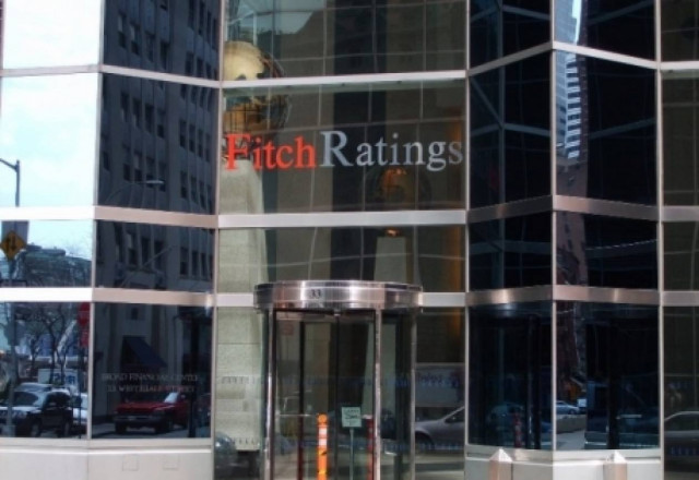 Η Fitch δημιουργεί ανησυχίες και στις δύο πλευρές του Ατλαντικού
