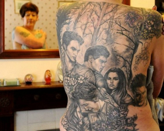 Γέμισε το σώμα της τατουάζ Twilight!