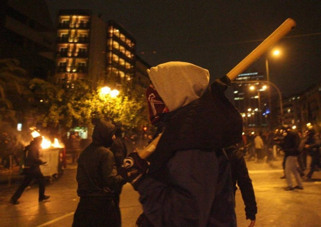 Διαδηλωτής έπεσε στο κενό να μη συλληφθεί-Ανακοίνωση της ΕΛ.ΑΣ.