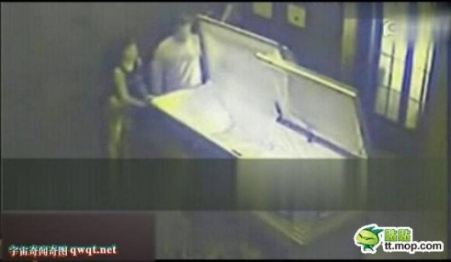 Έκαναν σεξ μέσα σε φέρετρο