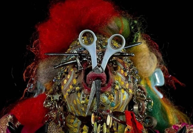 Έβαλε μέχρι και ψαλίδι στη γλώσσα