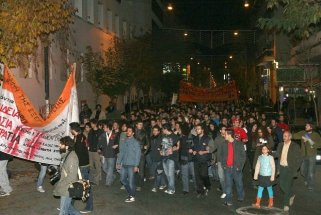 Χιλιάδες πολίτες τίμησαν την επέτειο του Πολυτεχνείου στον Βόλο