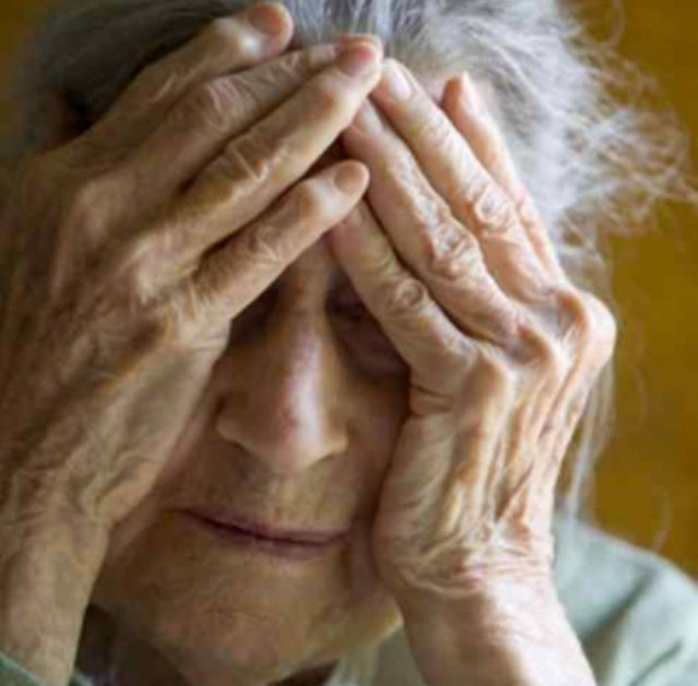 Χτύπησαν ηλικιωμένη για να τη ληστέψουν