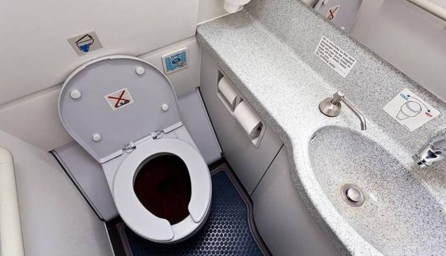 Ο πιλότος κλειδώθηκε στην τουαλέτα του αεροπλάνου