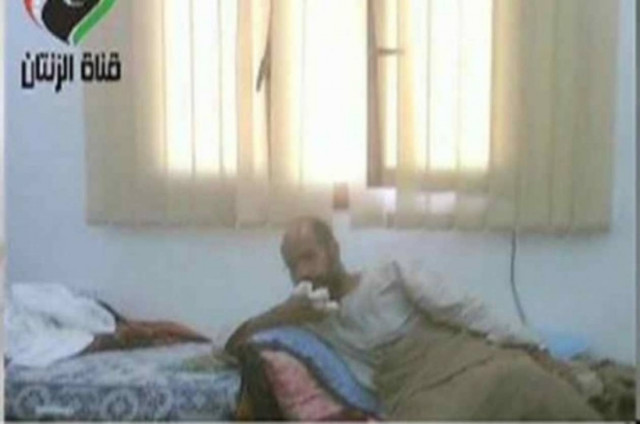 Σε φωτογραφία ο Σάιφ αλ- Ισλάμ  μετά τη σύλληψή του