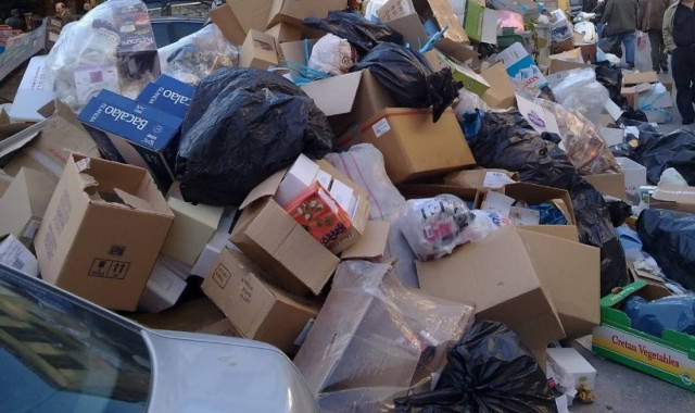 Σοκ: Βρέθηκαν αδέρφια να κοιμούνται σε χαρτόκουτα