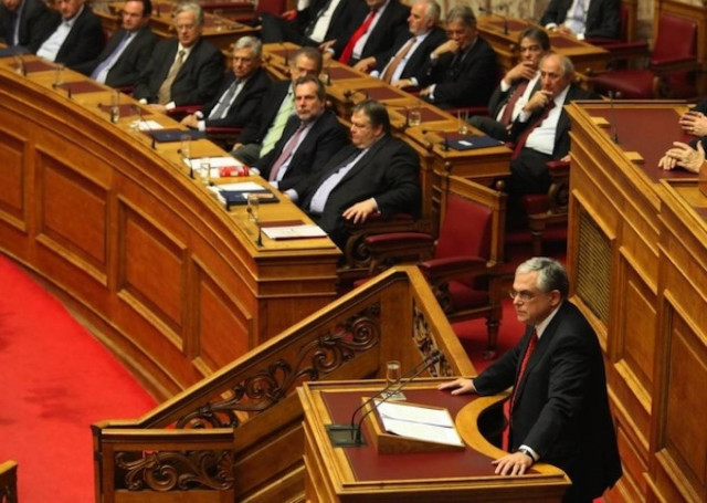 Στις Βρυξέλλες για την έκτη δόση ο Παπαδήμος