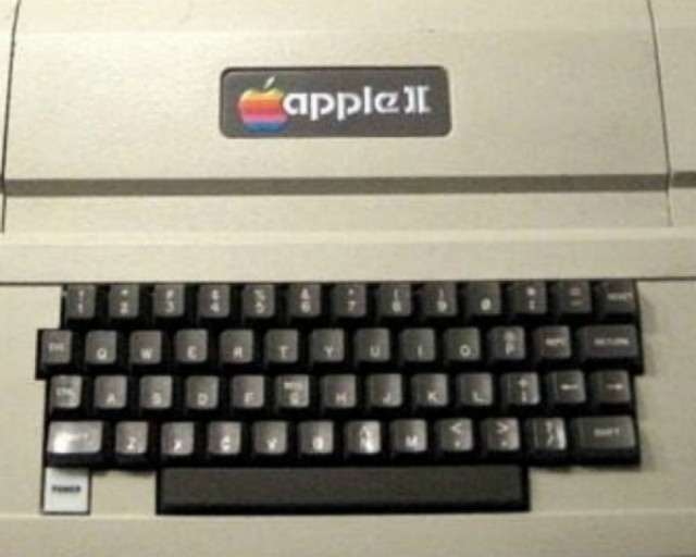 Υπολογιστής της Apple του 1977 πουλήθηκε για 4.530 ευρώ!