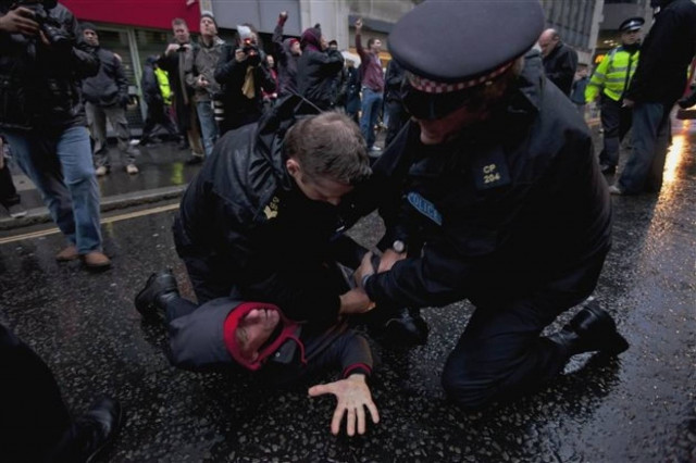 Είναι καιρός οι «αγανακτισμένοι» να κάνουν κανένα μπάνιο!