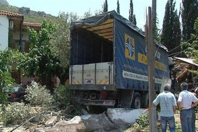 Νταλίκα …προσγειώθηκε σε αυλή σπιτιού!