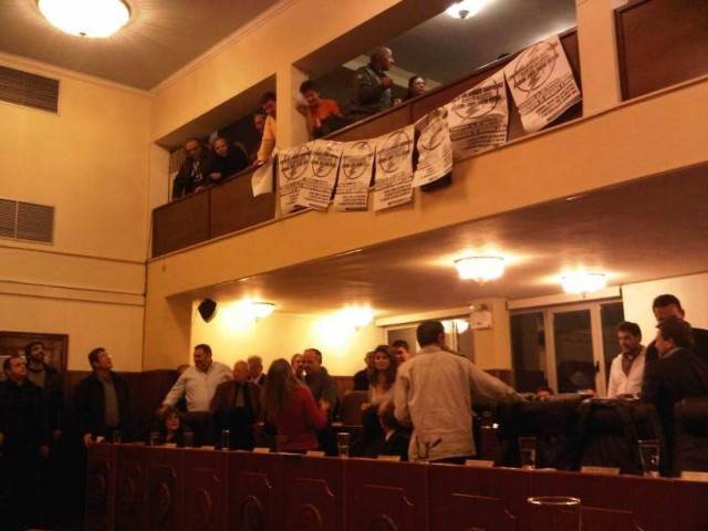 Διακοπή με πανό στο Δημοτικό Συμβούλιο Πειραιά