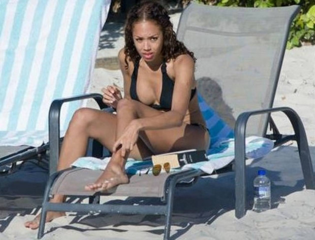 Τραγουδίστρια «ανάβει φωτιές» σε ριάλιτι