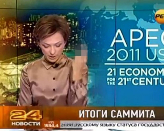 H άσεμνη χειρονομία παρουσιάστριας on air