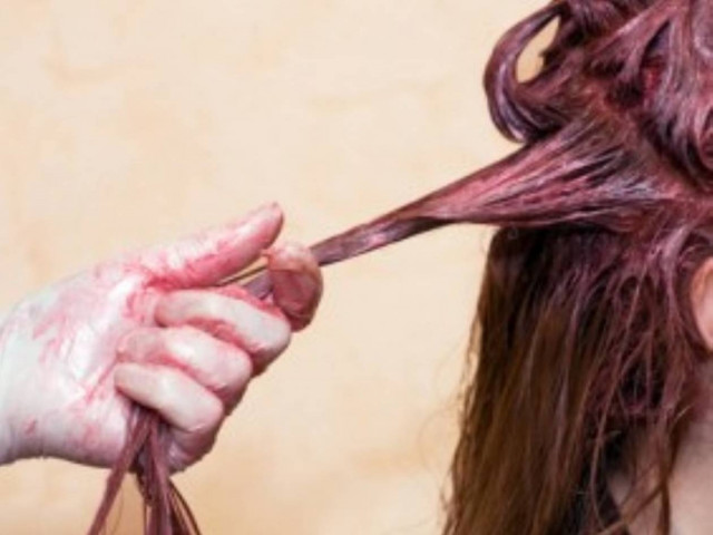 Εβαψε τα μαλλιά της και έπεσε σε κώμα