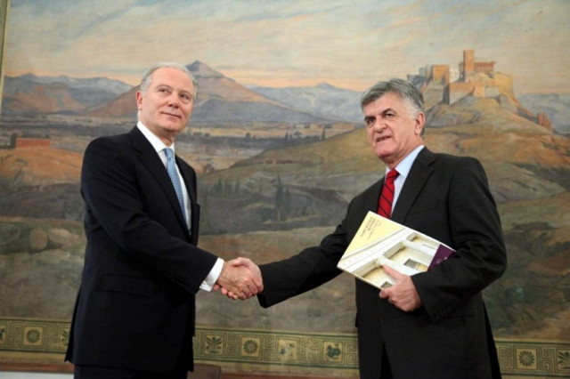 ΤτΕ: Έξοδος από το ευρώ σημαίνει επιστροφή δεκαετίες πίσω