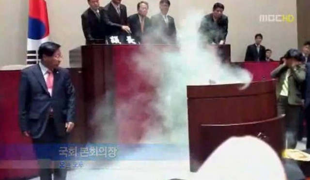 Έριξε δακρυγόνο μέσα στη Βουλή