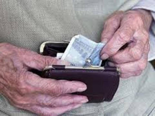 Χριστουγεννιάτικο «κούρεμα» στις συντάξεις