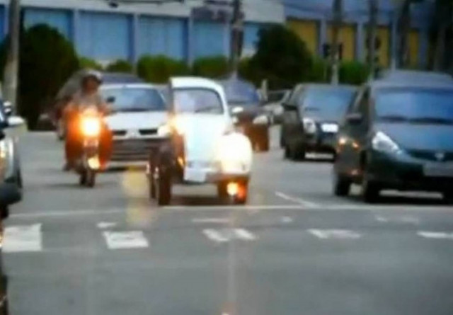 Οδηγεί μισό αυτοκίνητο