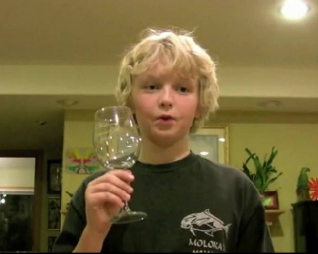 Αγοράκι σπάει ποτήρι με τη φωνή του!