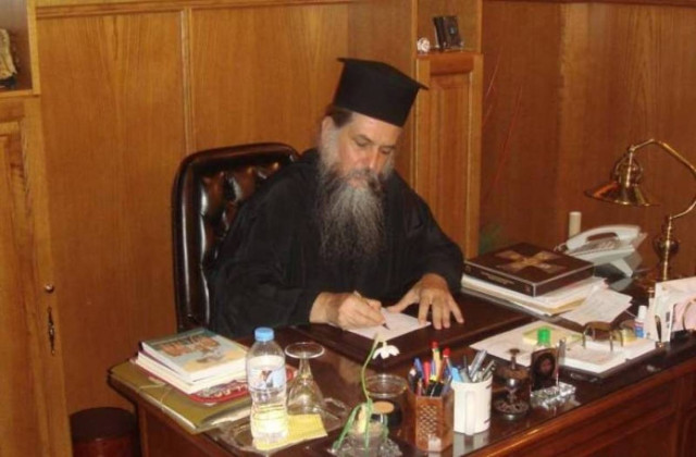 Παπάς ιδρύει κόμμα και τα βάζει με πολιτικούς και μητροπολίτες!