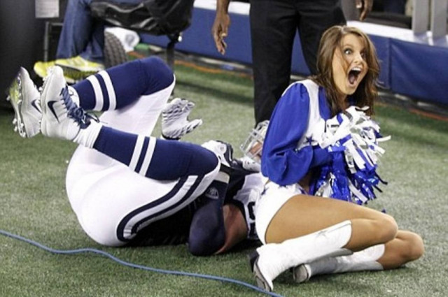 Έκανε «τάκλιν» σε μαζορέτα!