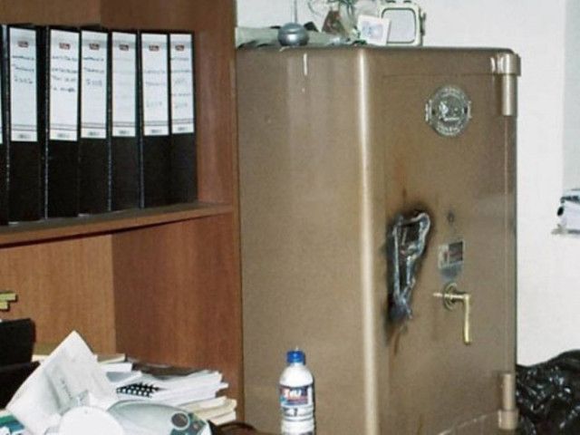 Έκοψαν την οροφή καταστήματος και άρπαξαν το χρηματοκιβώτιο!