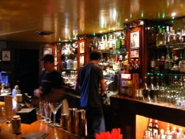 Τα «πίνανε» μαζί για να τον... ληστέψουν