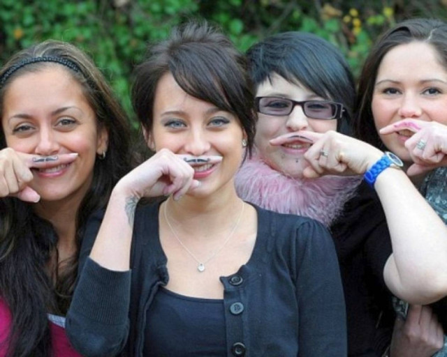 Γιατί οι γυναίκες... αφήνουν μουστάκι;